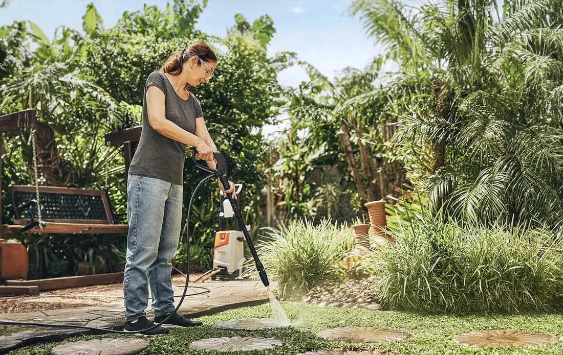 Lavadora de alta pressão STIHL em uso no jardim de casa