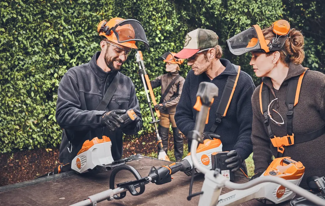 Equipe de jardinagem com roçadeira, motosserra e podador a bateria STIHL