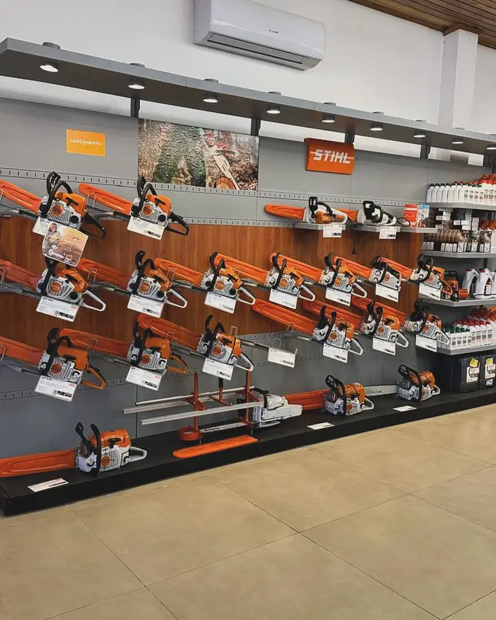 Parede de motosserras STIHL na loja