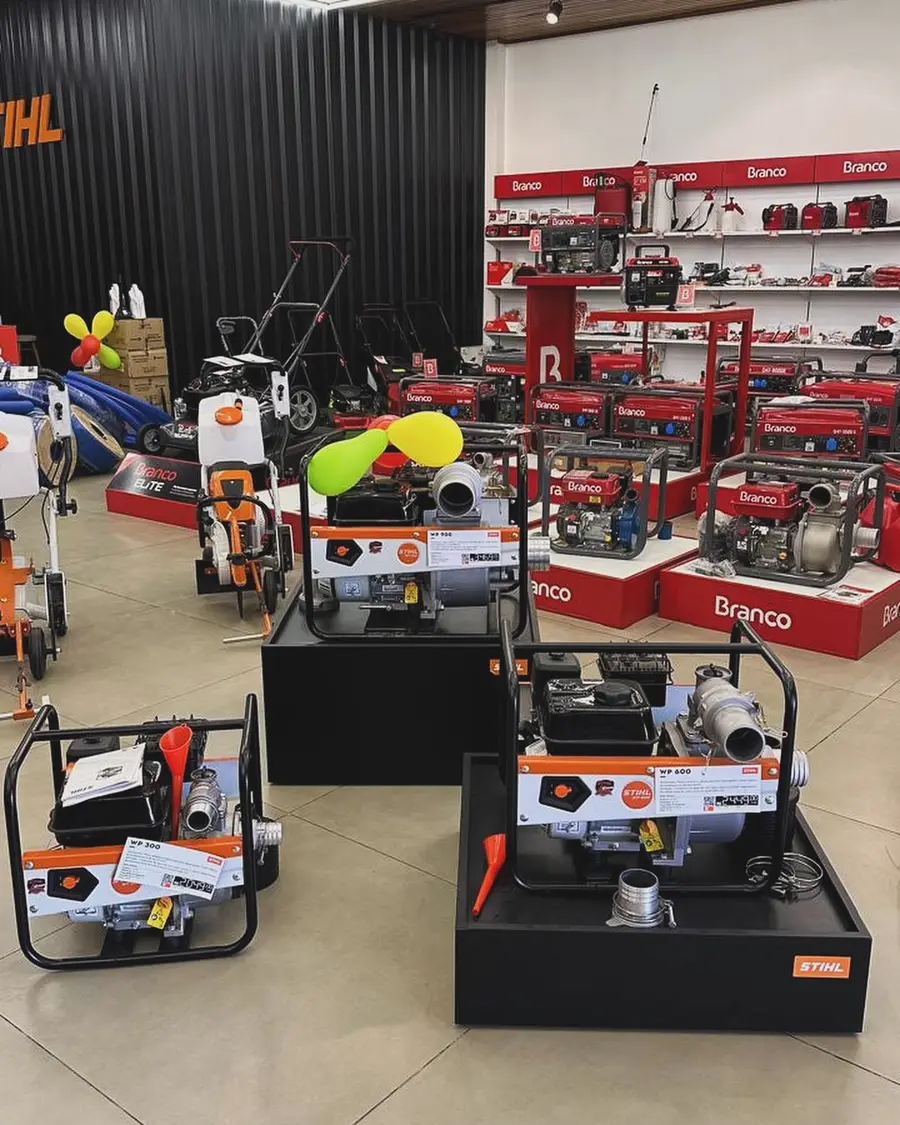 Salão da Sartori Máquinas com motobombas STIHL e geradores Branco